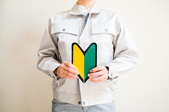 初心者マークを持つ男性