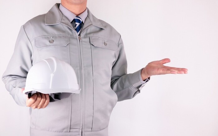 右手にヘルメット