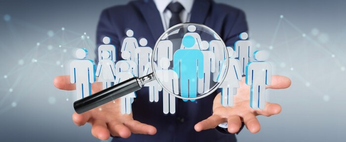 青い人と虫眼鏡